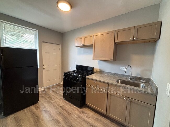 Building Photo - 7935 S Vernon Ave Unit 2