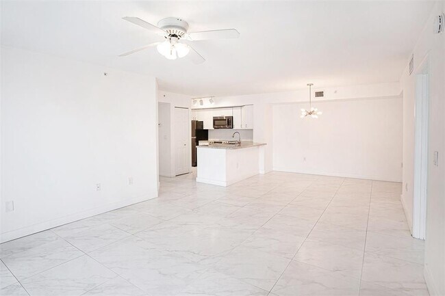 Photo - 655 SW 111th Way Unidad 208
