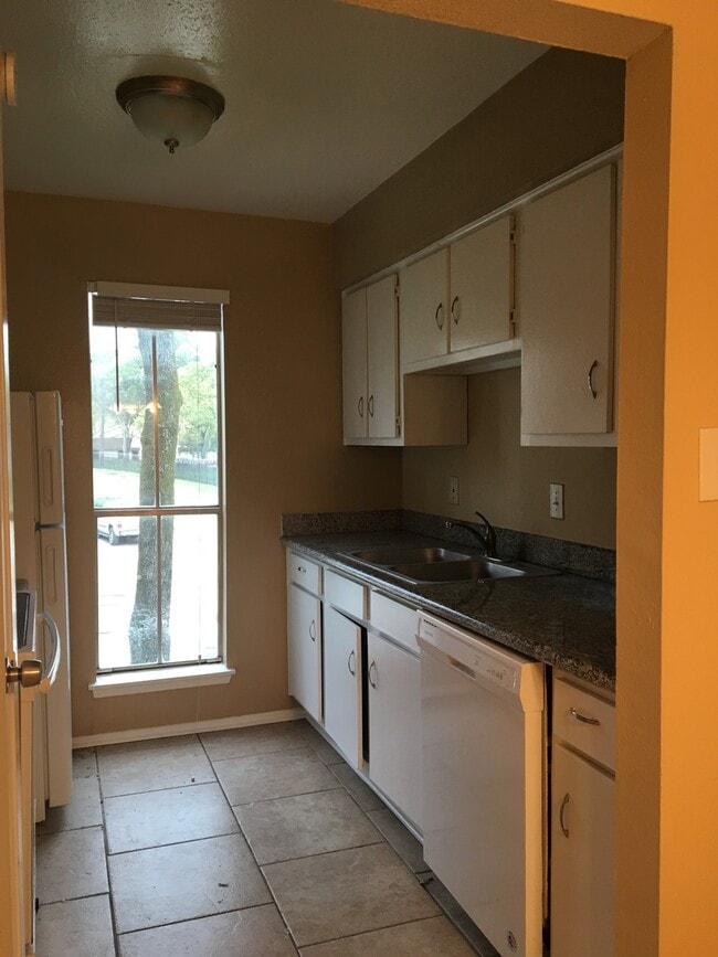 Photo - 1 bed/ 1 bath second floor condo Unit 102