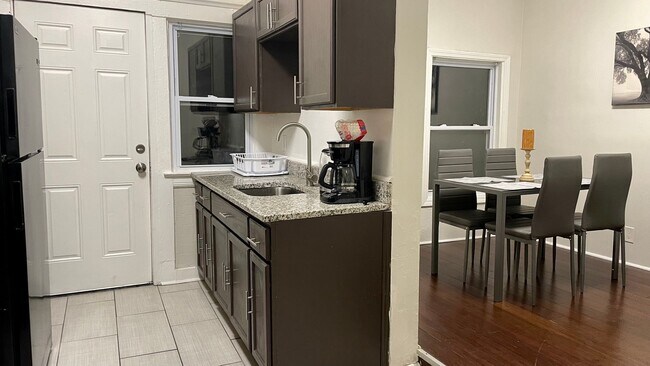 Photo - 1446 E 115th St Unidad 3