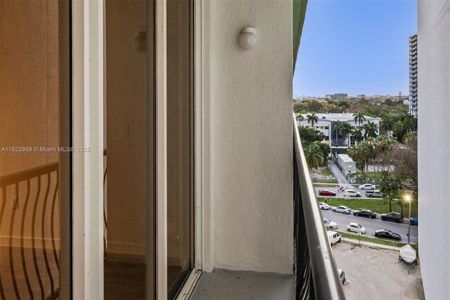 Photo - 1756 N Bayshore Dr Apartamento Unidad 8H