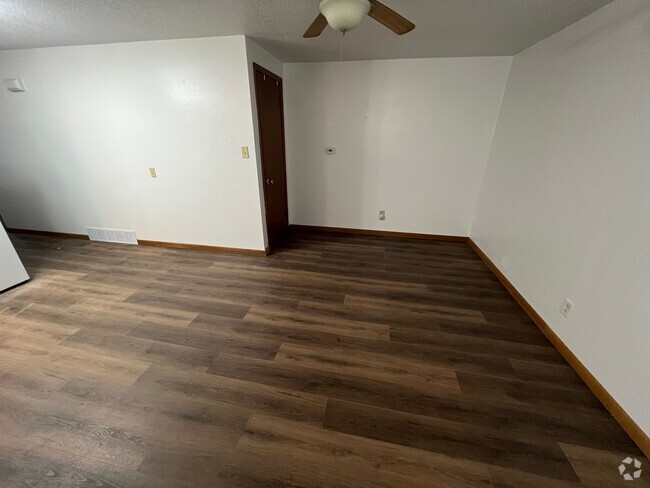 Building Photo - Lower Level Unit in Duplex For Rent Rental