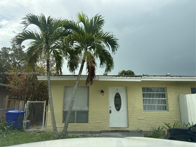 Building Photo - 4156 SW 24th St Unit A Rental