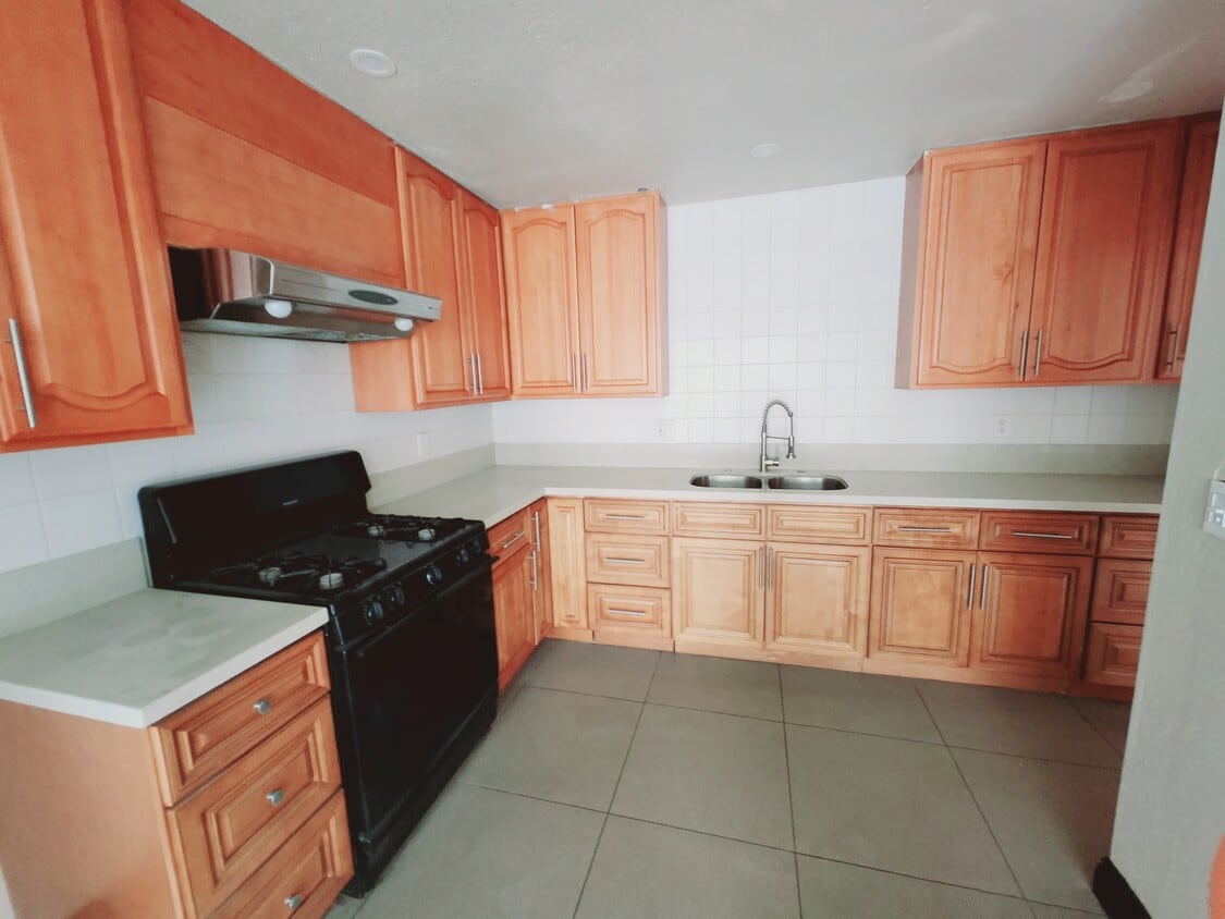 Kitchen - 2162 W Brownwood Ave (Anaheim, CA)