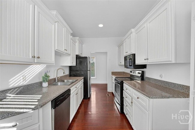 Photo - 506 E 31st St