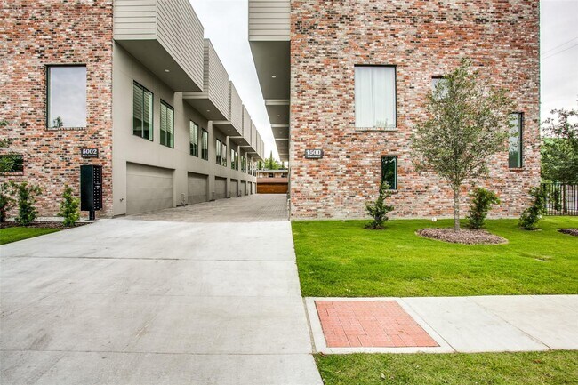 Modern Townhome with Gated Private Lawn & Dual Primary Suites & 2-Car Garage | Knox-Henderson / L...