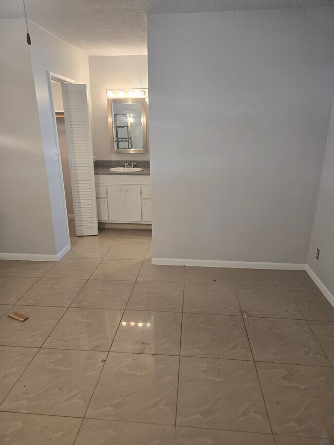 Dormitorio y baño principal - 490 SE 19th Ave Unidad #107