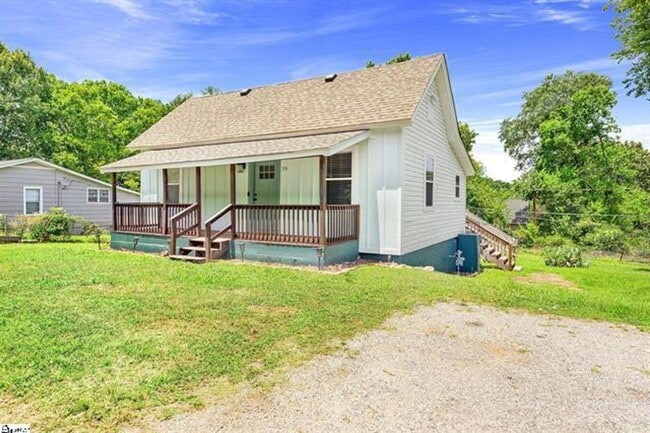 Building Photo - 2 Bed, 2 Bath Fully Renovated Home Available in Greenville