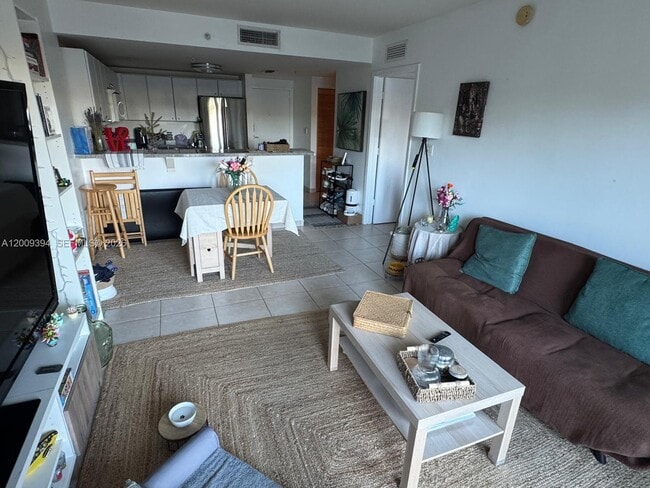 Building Photo - 2740 SW 28th Terrace Unit 305