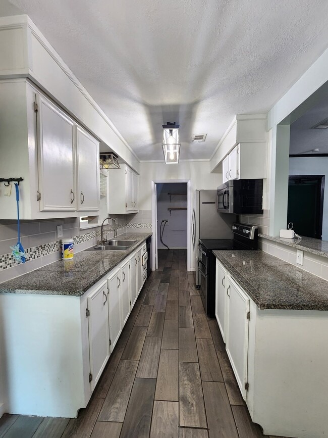 Photo - 16706 Main St