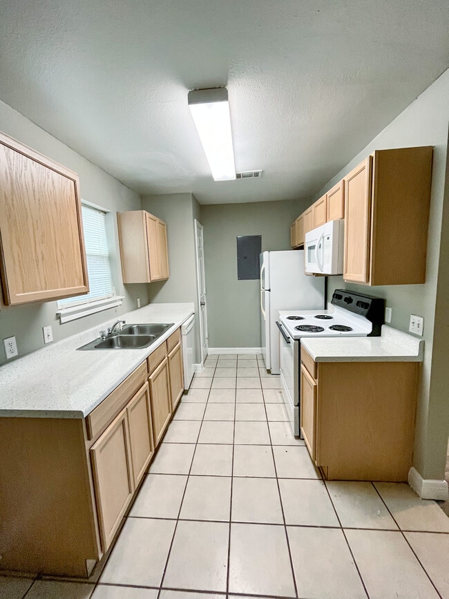 Photo - Royal Manor Townhouse Apartments