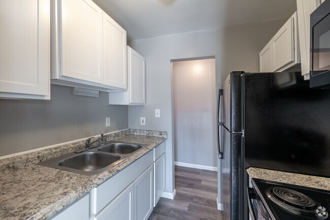 1BR, 1BA - 670SF - Kitchen - Hubbard Oaks Apartments