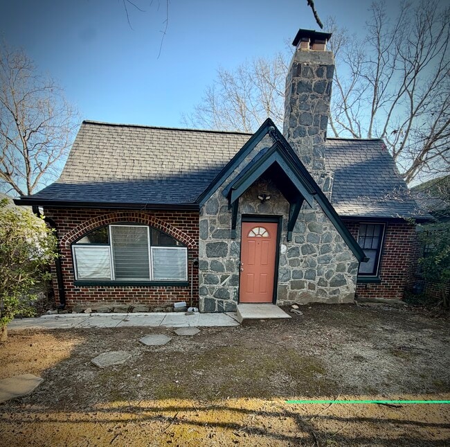 Building Photo - 984 Woodbourne Dr SW