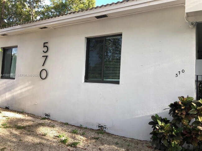 Photo - 570 NE 69th St Unidad 2