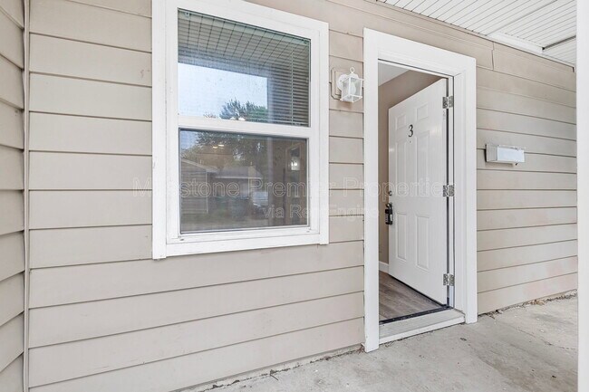 Building Photo - 816 S Crockett St Unit 3