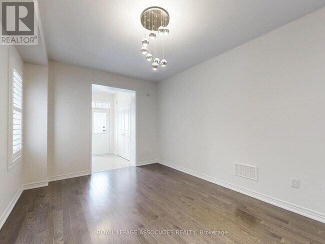 Photo - 10 Lloyd Cres