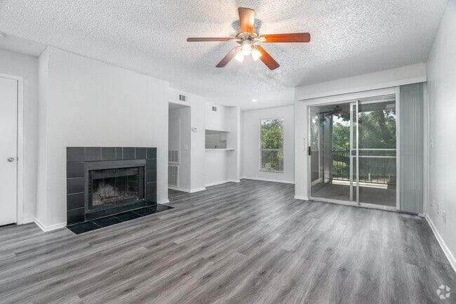 1 habitación, 1 baño - 650 pies cuadrados - Sala de estar - Oak Tree Village