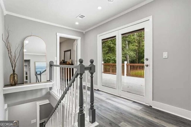 Photo - 724 Cowan Rd SE