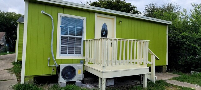 Building Photo - 2849 Greenwood Dr Rental