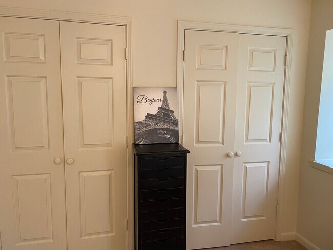 Mucho espacio en el armario - 114 Michael Dr Unidad 114