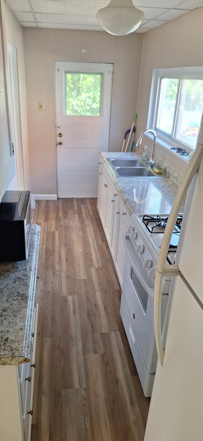 Kitchen - 635 5th St Unit 1