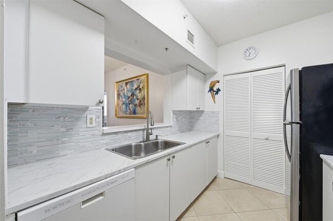 Photo - 3020 NE 32nd Ave Unidad 1103
