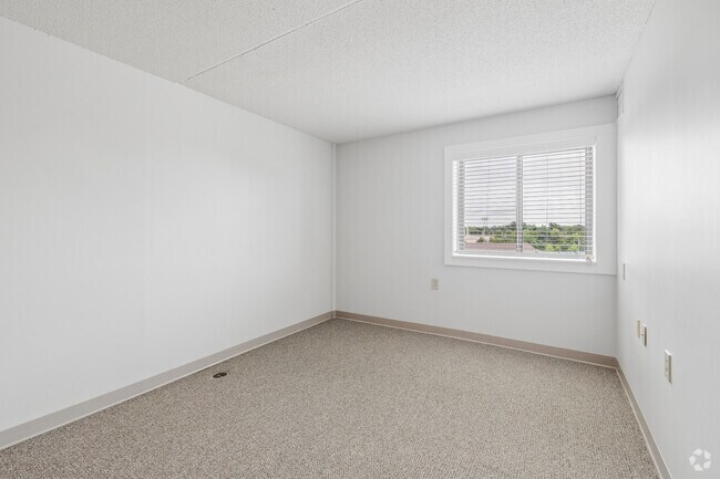 2BR, 1BA - 782SF - Primary Bedroom