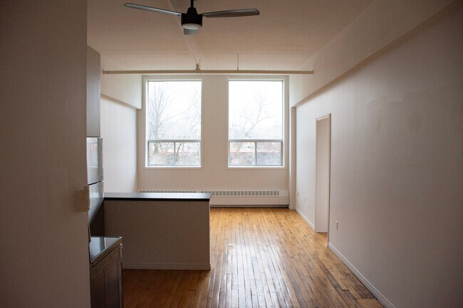 Photo - 67 Wyndham St S Unit 14