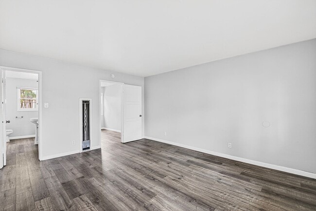 Photo - 445 W 15th St Unidad 04