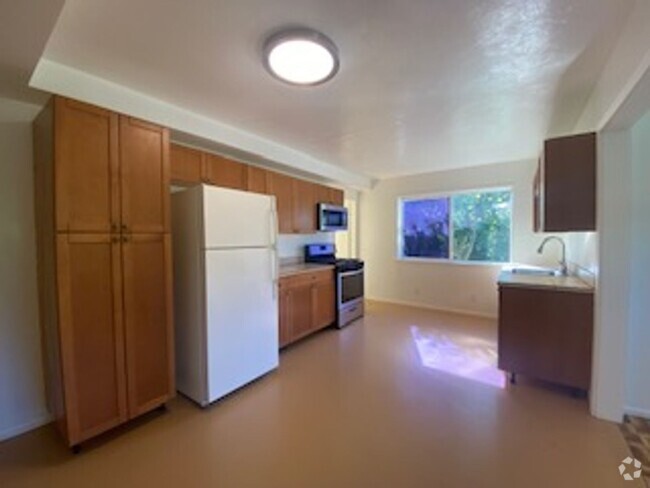 Building Photo - Freshened-up Downstairs 2 Bedroom Unit in ... Rental