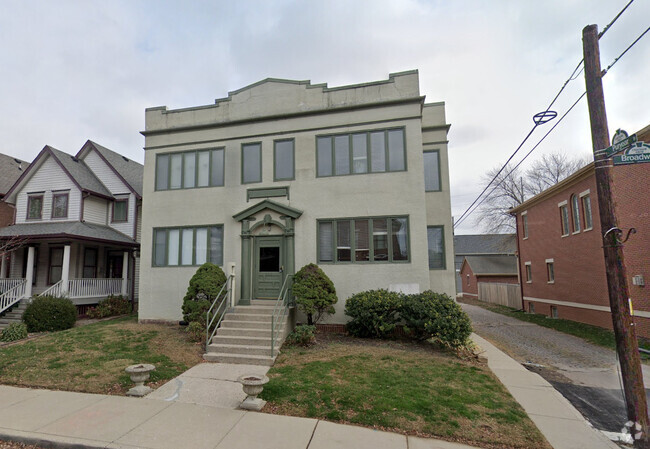 Building Photo - 919 Broadway St Rental