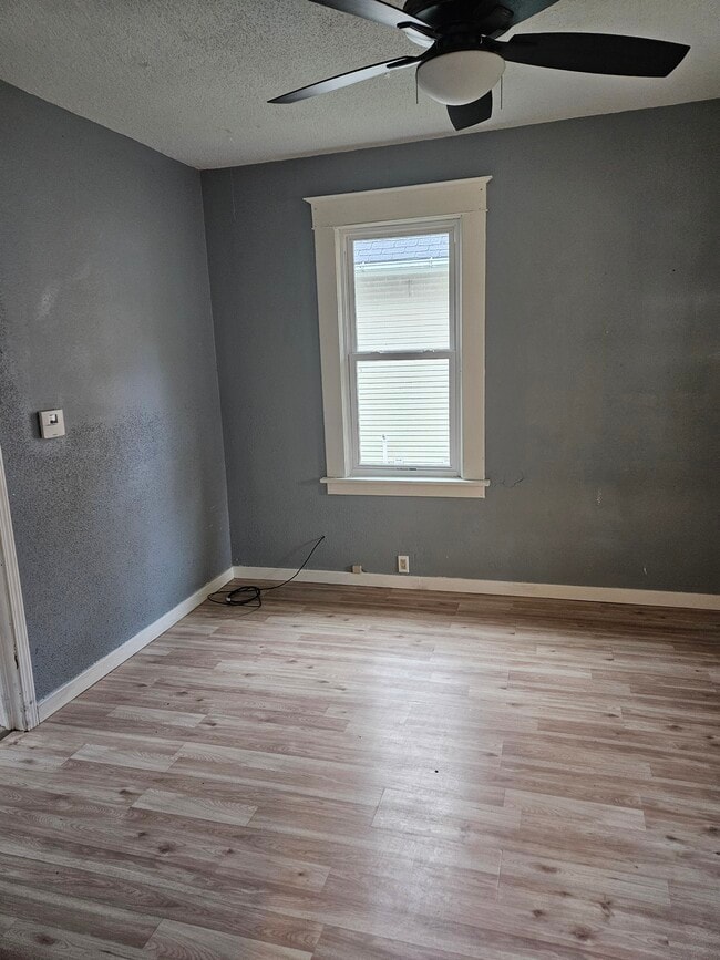Photo - 302 7th Ave