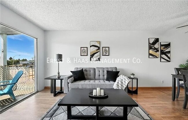 Photo - 955 E 3rd St Unidad #304