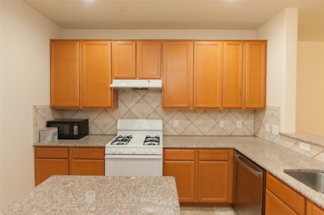 Photo - 18519 Each Elm Way