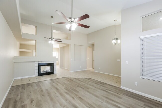 Photo - 1563 E Scott Ave