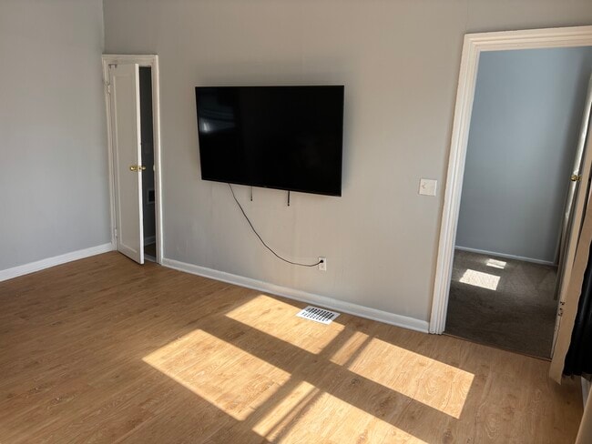 Photo - 243 Niagara St Unit 2