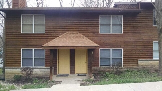 Building Photo - 2 Bedroom, 1.5 bath Townhouse: Cedar Grove... Unit 734 West 17th Street