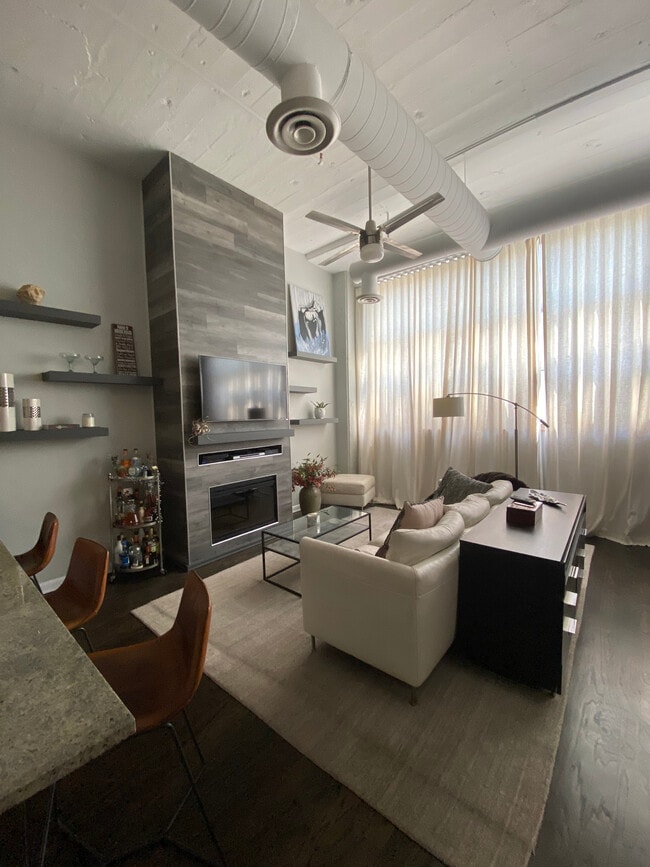 Building Photo - 2750 N Wayne Ave Unit M