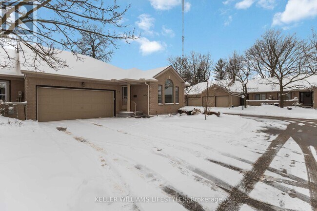 Photo - 617 Wharncliffe Rd S