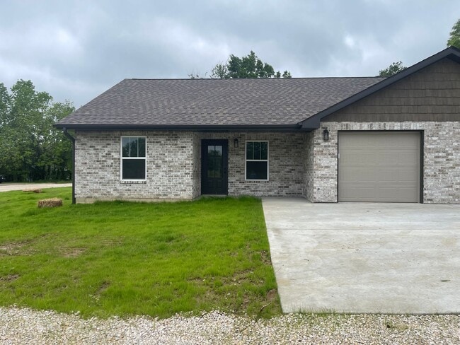 Building Photo - Cedar Circle Duplexes Unit 211-B