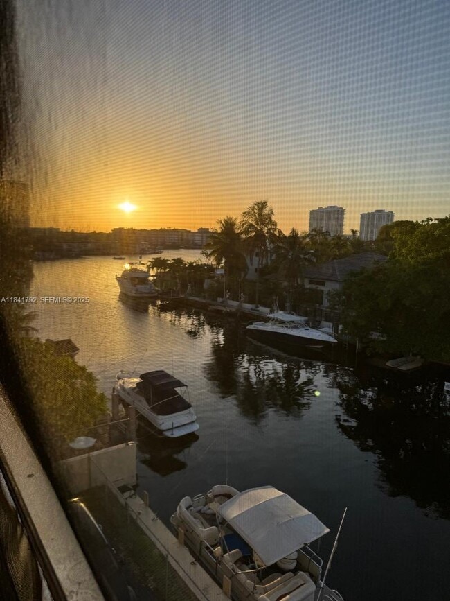 Building Photo - 2935 NE 163rd St Unit 4-O