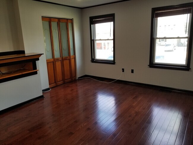 Photo - 445 W 6th Ave