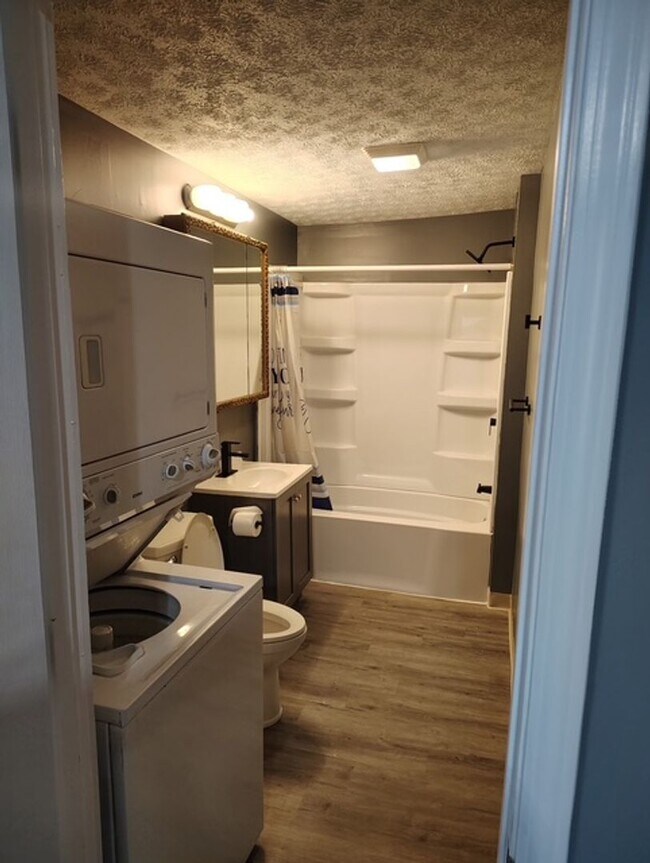 Building Photo - 609 E Mulberry St Unit 609-2 E Mulberry