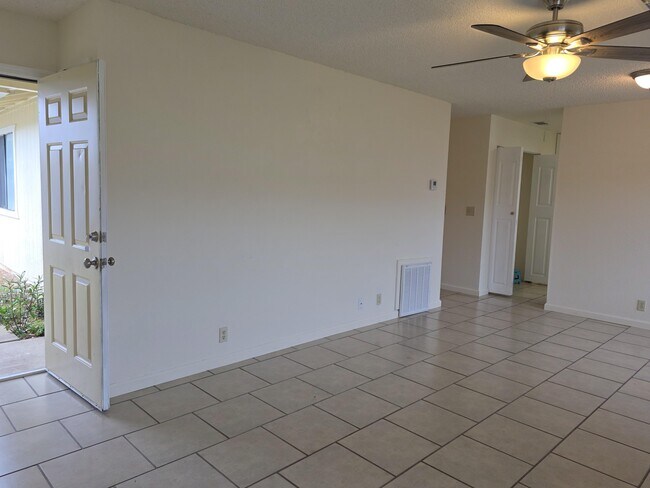 Photo - 616 Crosby Ln
