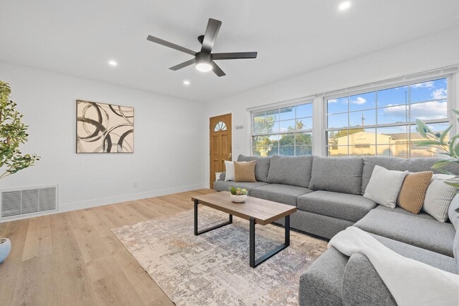 Photo - 3460 Armstrong St