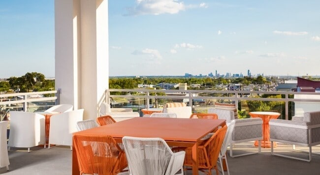 Vista del salón a cielo abierto - Crestview Commons Apartments