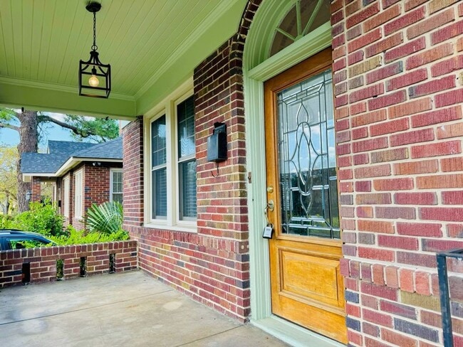 Photo - Available this Summer!! Beautiful 3 bed, 2 bath home located in Ardsley Park in Savannah, Ga!!