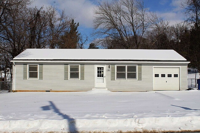 Building Photo - First Full Month Free with Move-in by January 20th 2026
"Charming 3-Bedroom Gem in Front Royal w...