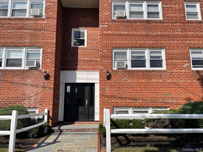 Building Photo - 133 Dubois Ave Unit A10