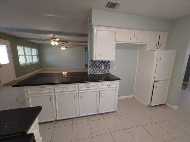 Building Photo - 633 Mosswood Dr